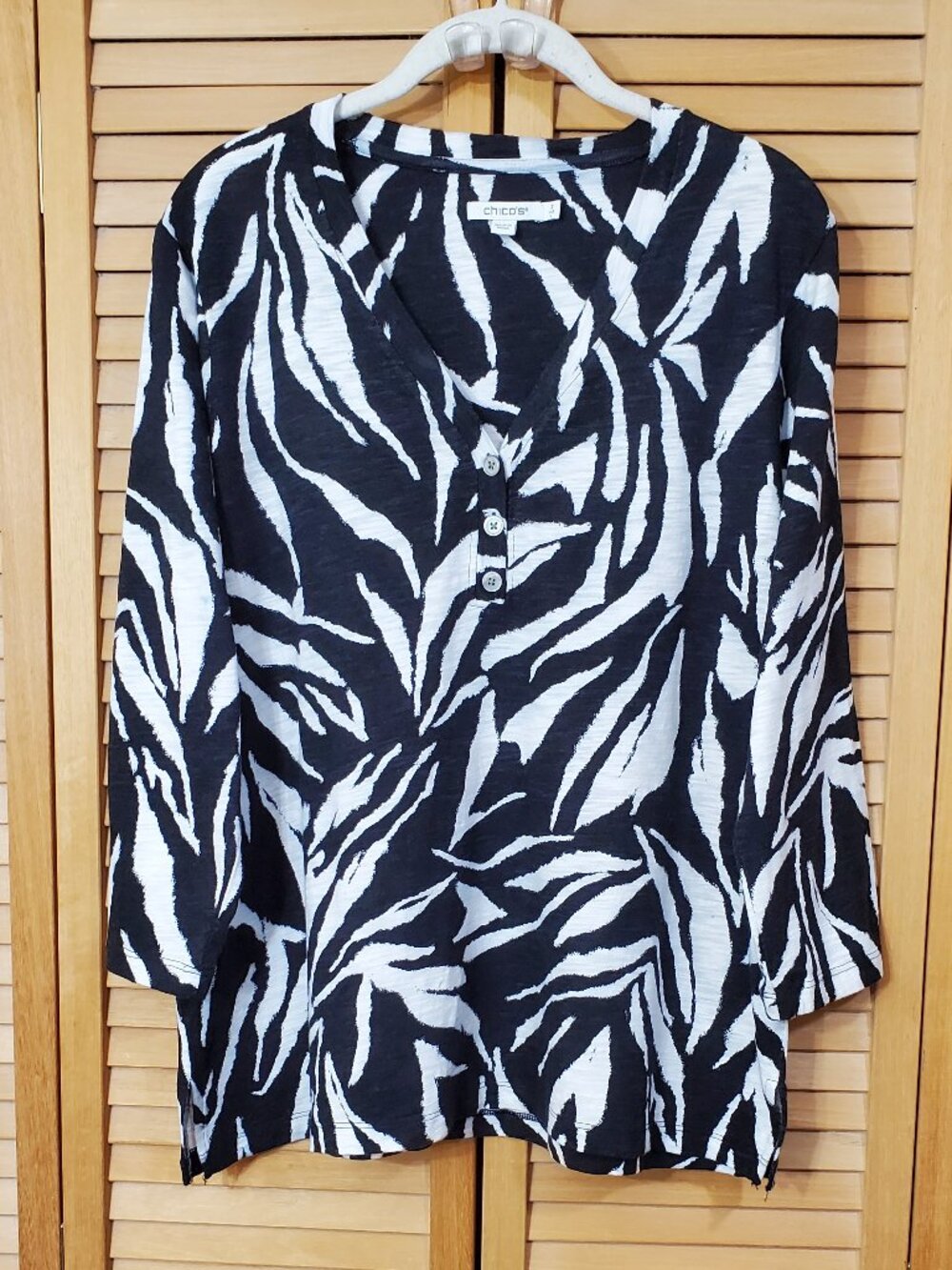 Chico's Black & White Print Long Sleeve Slub Knit Tee Size 2 (L)